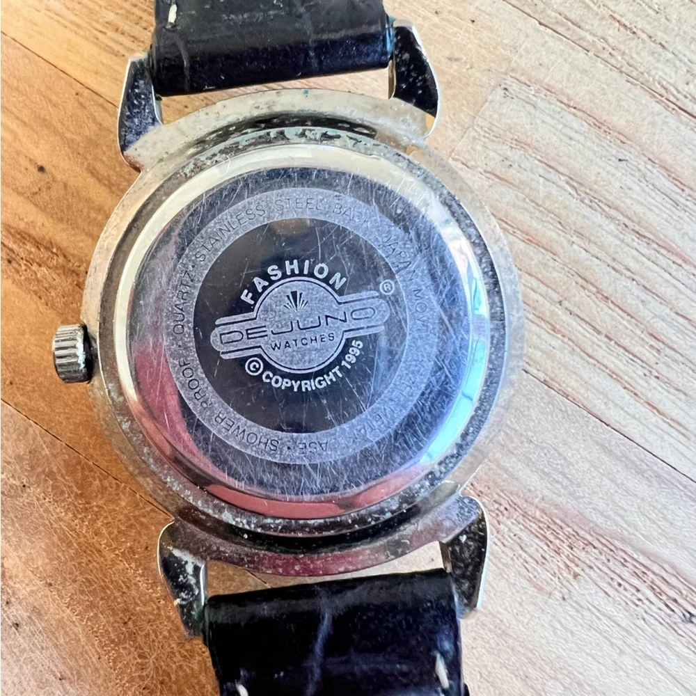 Vintage Dejuno ladies classic dress watch NEW BATTERY